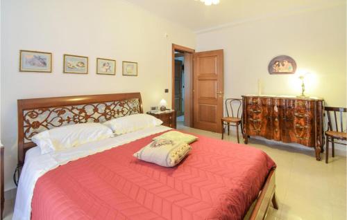 um quarto com uma cama grande e um cobertor vermelho em Gorgeous Apartment In Santa Maria Capua Vete With Wifi em Santa Maria Capua Vetere