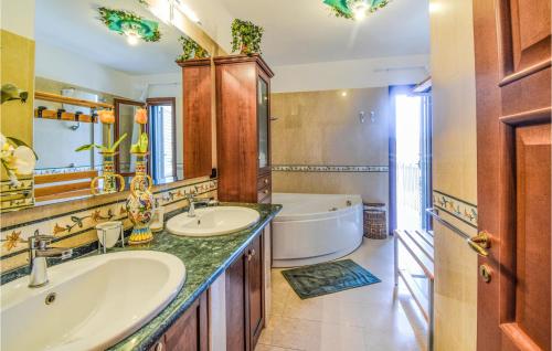 uma casa de banho com 2 lavatórios e uma banheira em Gorgeous Apartment In Santa Maria Capua Vete With Wifi em Santa Maria Capua Vetere