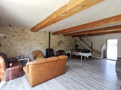 un salon avec un canapé et une table dans l'établissement Logement très spacieux, à Thevet-Saint-Julien