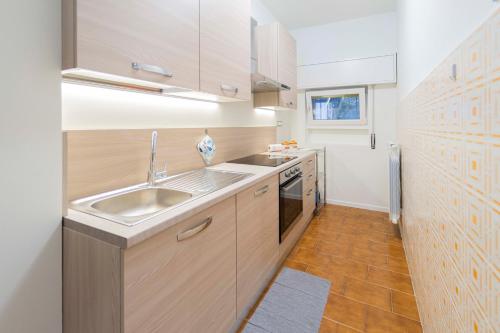una piccola cucina con lavandino e piano cottura di 215 - Deiva al Mare, appartamento fronte mare con vista a Deiva Marina