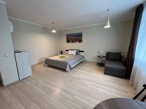 una camera con un letto e una sedia di Beautiful Apartment Great Location FREE PARKING a Riga
