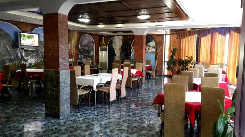 een restaurant met tafels en stoelen in een kamer bij Panoramic Vjosa Escapes in Përmet