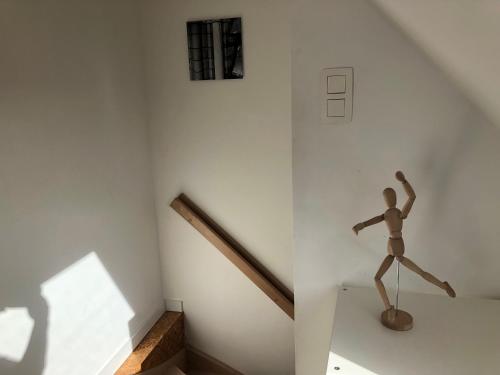 a wooden mannequin on a shelf in a room at Gîte de Tournai-Cathédrale-Centre historique in Tournai