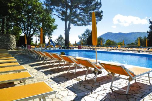 eine Reihe von Stühlen neben einem Pool in der Unterkunft Holiday resort in Villanova d'Albenga in Villanova dʼAlbenga