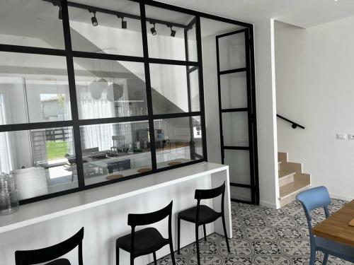 une cuisine avec un comptoir, des chaises et une table dans l'établissement Elios Badino B&B, à Terracine