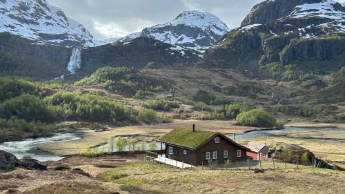 une maison avec un toit en gazon sur une montagne dans l'établissement “ Mandala” place for 2, à Sauda