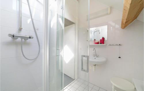 ウェーメルディンゲにあるOesterbaai -5c1の白いバスルーム(シャワー、シンク付)