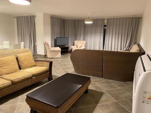 Μια τηλεόραση ή/και κέντρο ψυχαγωγίας στο Spacious 6-BRs in El-Sokhna /Beach & pool access