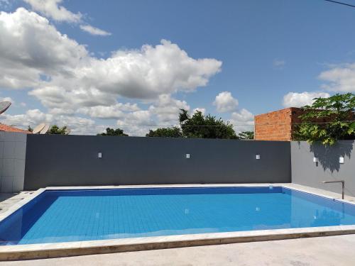 a swimming pool on the side of a building at Ótimo lugar e conforto in Piranhas