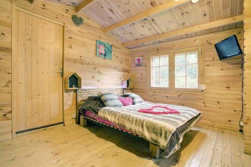 une chambre avec un lit dans une cabane en bois dans l'établissement La romance., à Prugnanes