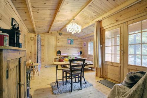 a log cabin kitchen with a table and chairs at La romance. in Prugnanes