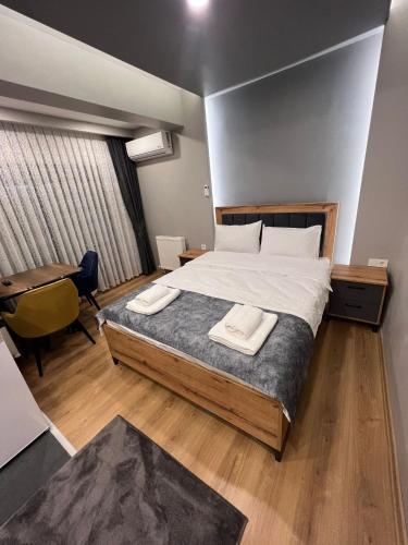 ein Schlafzimmer mit einem großen Bett mit zwei Handtüchern darauf in der Unterkunft AYD Apart Harbiye Taksim in Istanbul