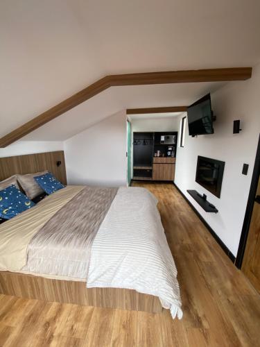een slaapkamer met een groot bed en een flatscreen-tv bij 4a 1242BNB in Cuenca