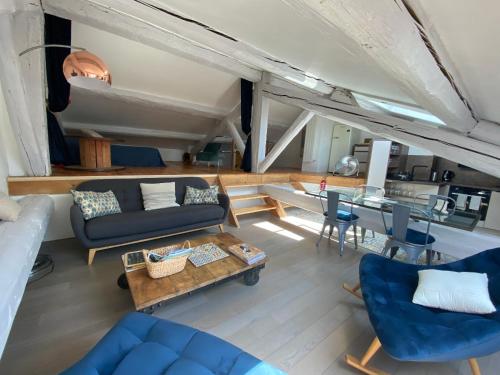 Appartement atypique sous les toits d'Avignon au cœur de l'intra-muros avec parking