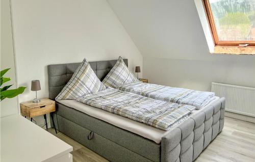 ein Sofa mit Kissen darauf im Zimmer in der Unterkunft 3 Bedroom Nice Apartment In Lautenthal in Lautenthal