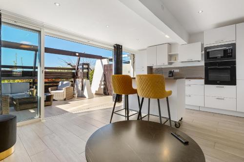 - une cuisine avec une table et deux chaises dans une pièce dans l'établissement Golden Paradise Port nature village, au Cap d'Agde