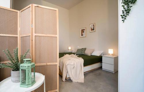 a small bedroom with a bed and a table at casadelfalegname ABETE 