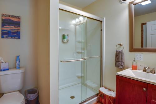 ein Bad mit einer Dusche, einem WC und einem Waschbecken in der Unterkunft Upstate New York Home Near Snowmobiling and ATVing! 