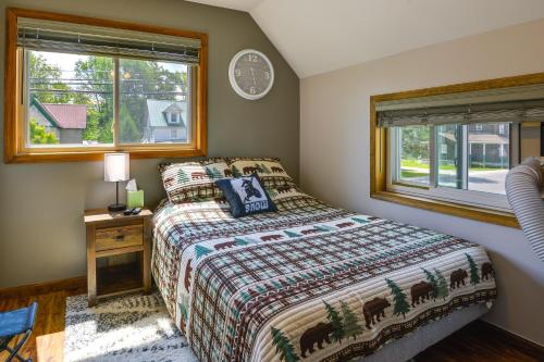 ein Schlafzimmer mit einem Bett und einer Uhr an der Wand in der Unterkunft Upstate New York Home Near Snowmobiling and ATVing! 