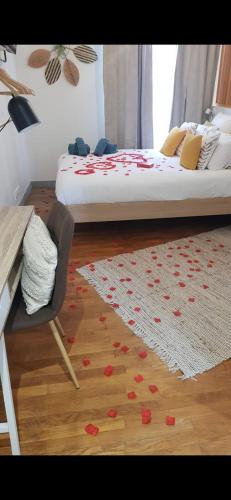 a bedroom with a bed and a floor with hearts on it at Appart-hôtel de standing avec jacuzzi privatisable en option in Périgueux