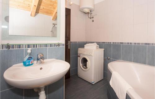 a bathroom with a sink and a washing machine at Gorgeous Home In Brist With House Sea View in Brist