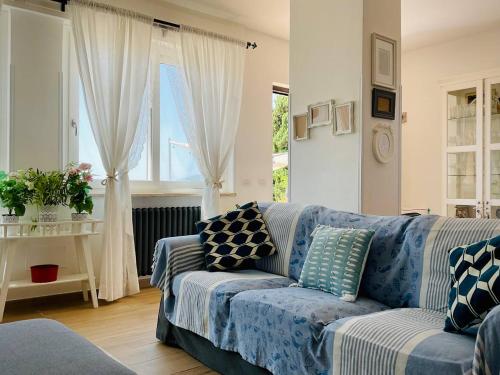 salon z niebieską kanapą z poduszkami w obiekcie Residenza Gli Oleandri w mieście Formia