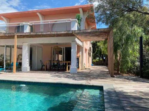 een huis met een zwembad voor een huis bij Nouveau Villa vue mer, proche centre et plage in Fréjus