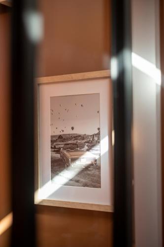 a picture of birds flying over a beach in a picture frame at Appart-hôtel de standing avec jacuzzi privatisable en option in Périgueux