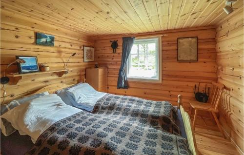 a bedroom with a bed in a log cabin at Awesome Home In Hvringen With Sauna in Høvringen