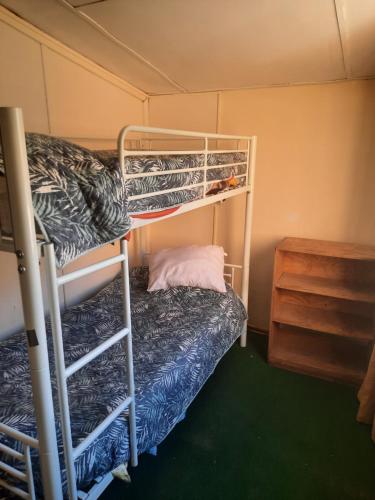 1 dormitorio con 2 literas y 1 cama pequeña en Casa Pueblo en Pisco Elqui