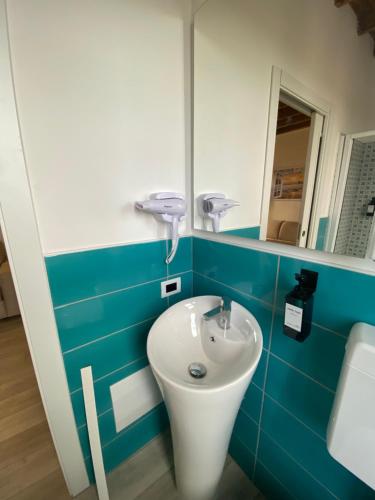 ein Bad mit einem Waschbecken und einem Spiegel in der Unterkunft CV Martesana Gessate in Gessate