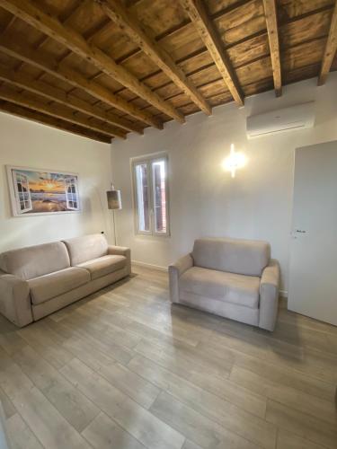 two couches in a living room with wooden ceilings at CV Martesana Gessate in Gessate
