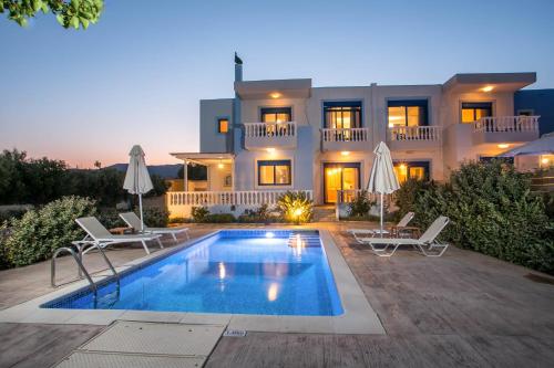 RITA MARE seafront villas heated Poolsの敷地内または近くにあるプール