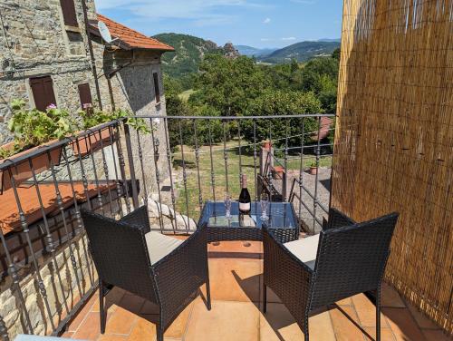 patio con mesa y sillas en el balcón en B&B il Tartufo en Sozzi