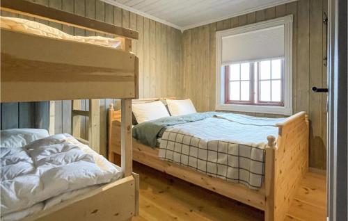 4 Bedroom Cozy Home In Reinli tesisinde bir odada yatak veya yataklar