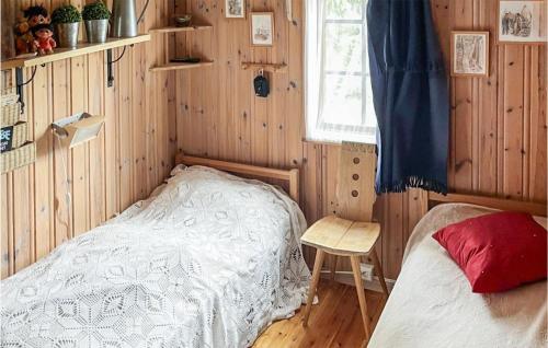 ein Schlafzimmer mit einem Bett und einem Stuhl darin in der Unterkunft Beautiful Home In Nissedal With House Sea View 