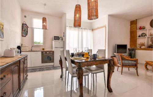eine Küche mit Tisch und Stühlen in einem Zimmer in der Unterkunft Amazing Home In Trappeto With Wifi in Trappeto