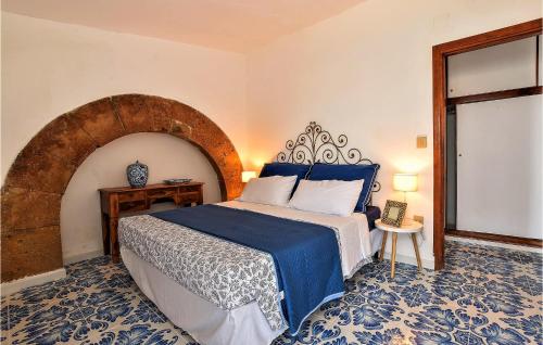- une chambre avec un grand lit et une voûte en bois dans l'établissement Amazing Home In Trappeto With Wifi, à Trappeto