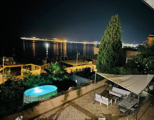 uma vista para uma piscina à noite em Residenza Gli Oleandri em Formia