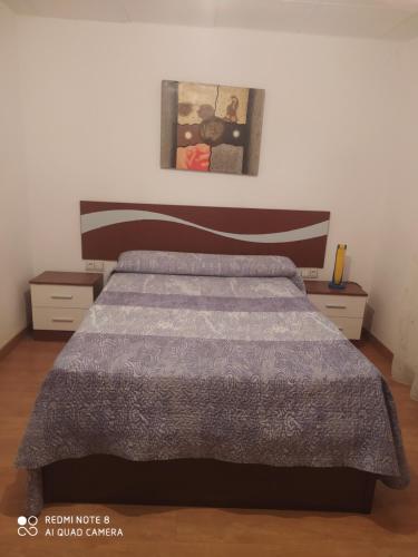 1 dormitorio con 1 cama con edredón morado en Casa en Mira, en Mira