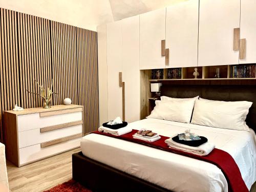 1 dormitorio con 1 cama grande y armarios blancos en B&B Nadia House, en Bisceglie