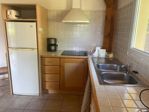 Una cocina con un refrigerador blanco y un fregadero. en Charming house in Espinet domain, en Quillan