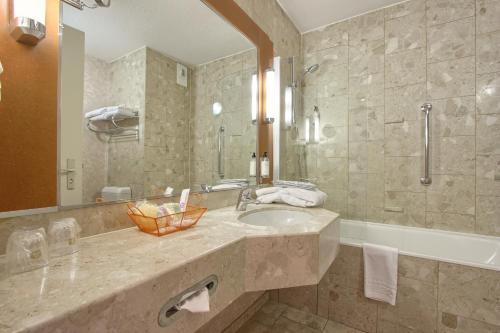 Ett badrum på Hotel Inn Paris CDG Airport - ex Best Western