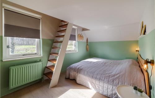 Postel nebo postele na pokoji v ubytování Gorgeous Home In Wemeldinge With Wifi