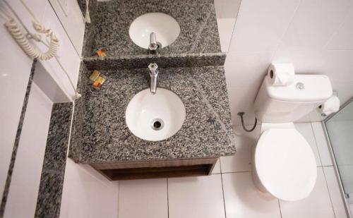 bagno con lavandino e servizi igienici di DiRoma Lacqua do I ao V - Caldas Novas, GO a Caldas Novas