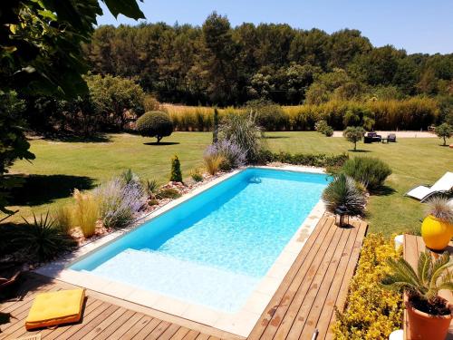 une piscine au milieu d'un jardin dans l'établissement Les Prairies de Fenestrelle Spa & Piscine au calme, à Aubagne