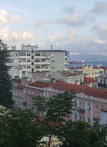 uma vista para uma cidade com edifícios e árvores em Sunny Double Room in a Shared Apartment close to Lisbon Downtown em Lisboa