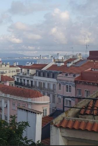 uma vista para uma cidade com telhados de edifícios em Sunny Double Room in a Shared Apartment close to Lisbon Downtown em Lisboa