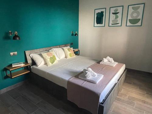1 dormitorio con 1 cama con 2 toallas en Rambling Rooms, en Campomarino