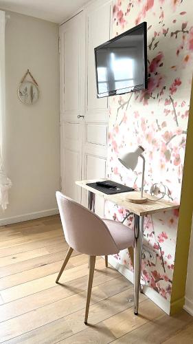 un bureau avec une chaise et un ordinateur mural dans l'établissement Chambre Crémant - Maison Bossoreil, à Angers